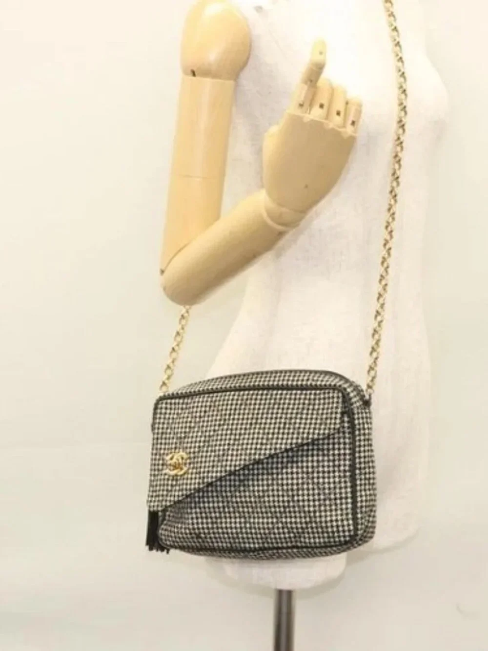 CHANEL Matelasse Chain Shoulder Bag Canvas White Black CC Auth 120186V